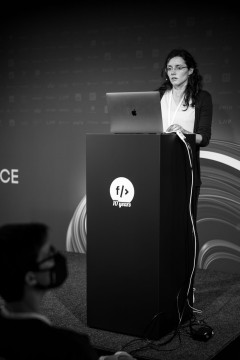 Raluca Nicola on stage at Front Conference 2021