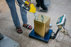 A gas station like nozzle is used to fill the olive oil into canisters