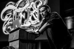 Harry Roberts on stage at beyond tellerrand 2021 in Düsseldorf