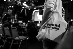 An audience member carrying a beyond tellerrand goodie bag