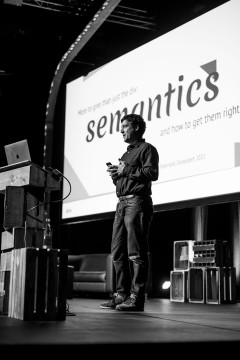 Hidde de Vries on stage at beyond tellerrand 2021 in Düsseldorf