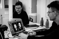 Norman Posselt editing speaker portraits backstage at beyond tellerrand 2021 in Düsseldorf