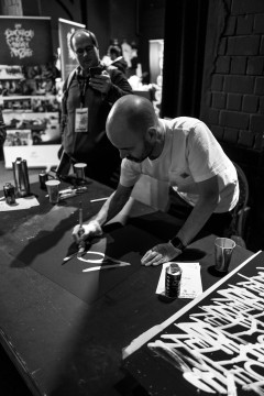 Rob Draper creating art at beyond tellerrand 2021 in Düsseldorf