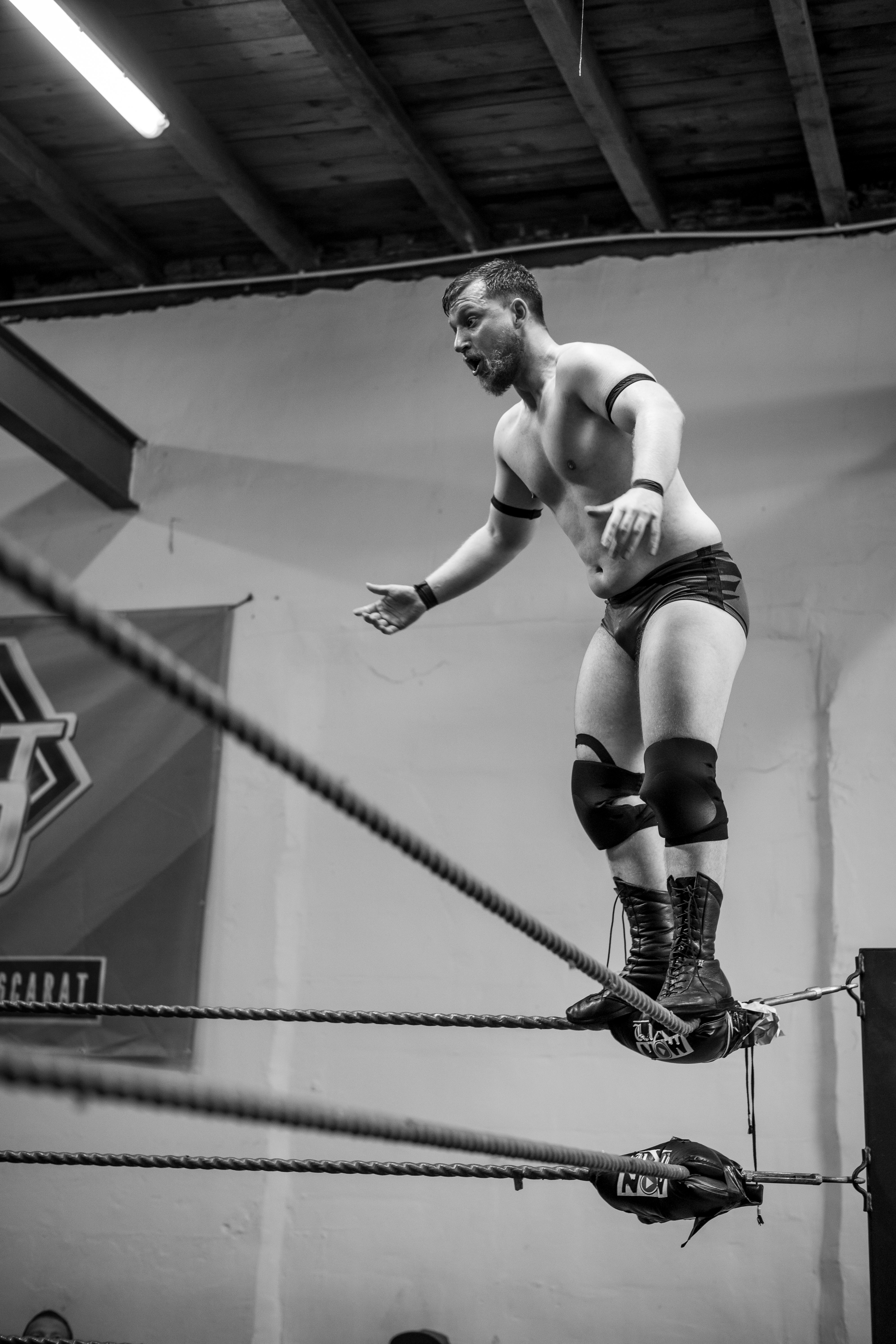 Robin Lazar is about to jump form the top rope