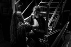 Marc Thiele getting Eva-Lotta Lamm miked up before her talk at beyond tellerrand Berlin 2022