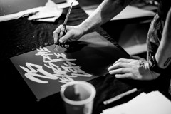Rob Draper is handlettering words or phrases given to him by attendees at beyond tellerrand 2024 in Düsseldorf