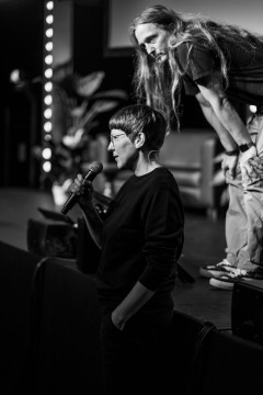 Chris Campe is talking into a microphone at beyond tellerrand 2024 in Düsseldorf